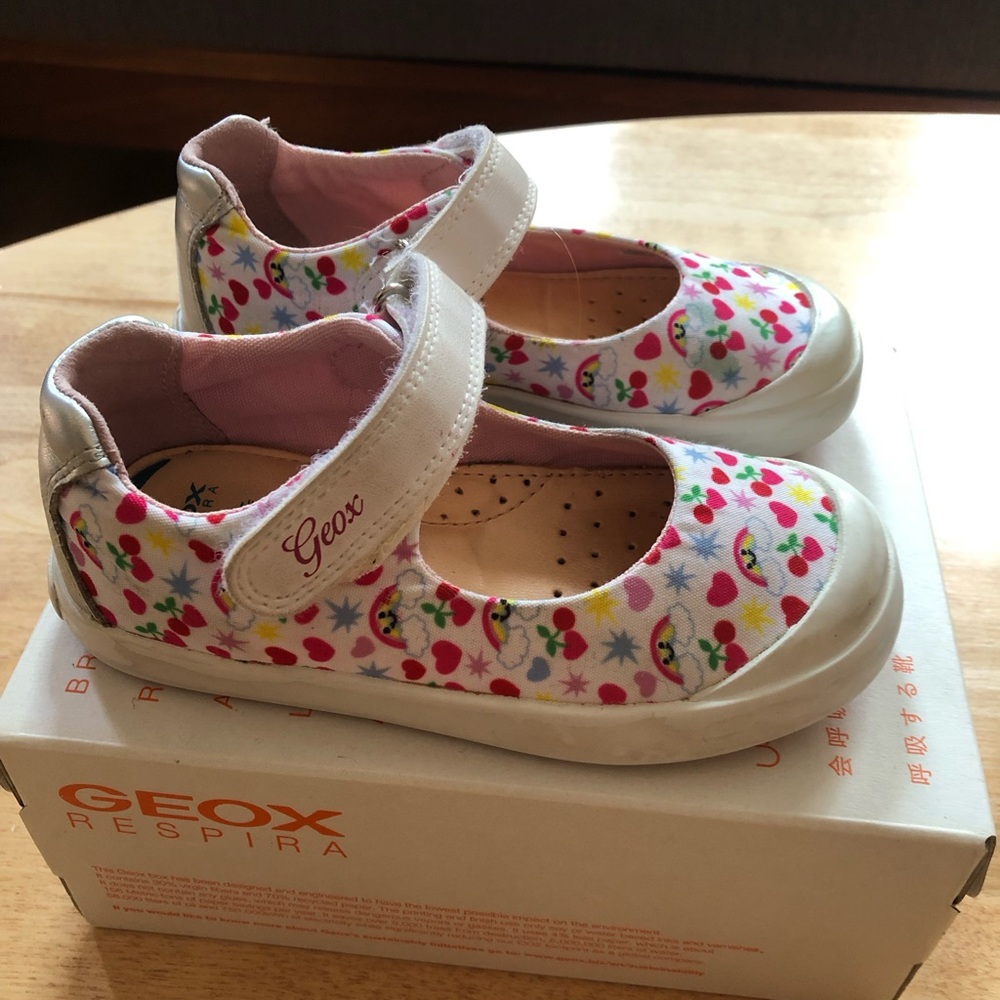 SOLD - Geox 25/8.5 Kids' Floral Mary Jane Shoes